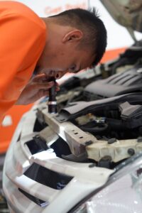 Carro, Inspector checking engine